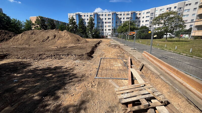 geplantes Baufeld mit Bauzaun Schönaer Straße