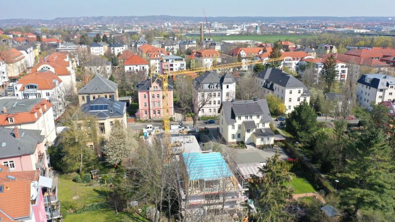 Vorderhaus Rohbau, Gartenhaus Dacharbeiten