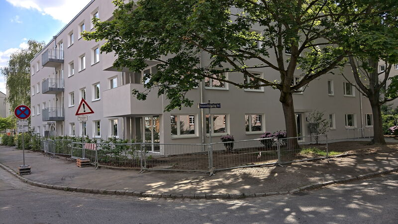 Straßenansicht Pflanzarbeiten Ulmenstraße 16