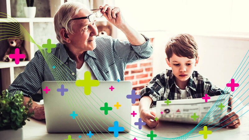 Kind und Opa gemeinsam am Küchentisch