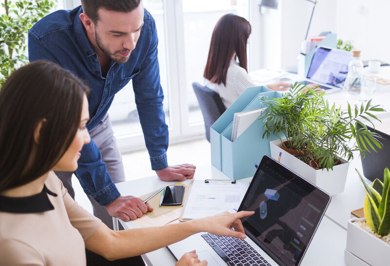 Arbeitende Frau am Laptop